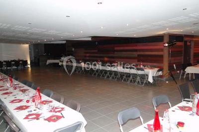 Terrasse en bois avec mobilier de jardin, vue sur un terrain de golf verdoyant par une journée ensoleillée.