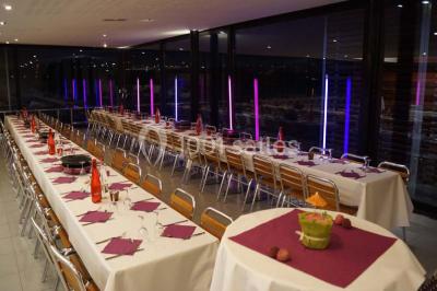 Terrasse en bois avec mobilier de jardin, vue sur un terrain de golf verdoyant par une journée ensoleillée.