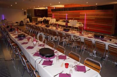 Terrasse en bois avec mobilier de jardin, vue sur un terrain de golf verdoyant par une journée ensoleillée.