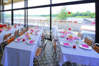 Terrasse en bois avec mobilier de jardin, vue sur un terrain de golf verdoyant par une journée ensoleillée.