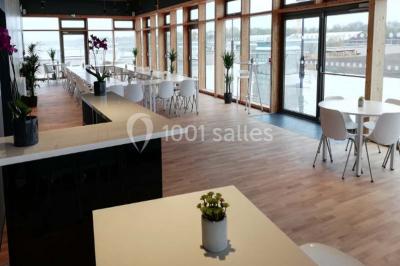 Terrasse en bois avec mobilier de jardin, parasol et vue sur un terrain de golf verdoyant par temps ensoleillé.