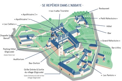 Chambre lumineuse avec lit double, mur beige capitonné, bureau minimaliste, chaise jaune et fenêtre à croisillons.
