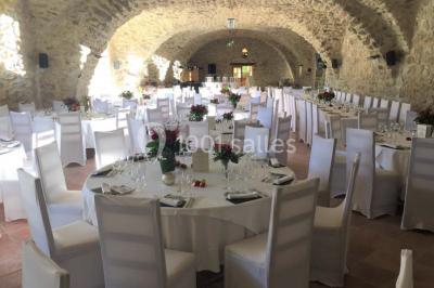 Assiettes alignées contenant du saumon fumé, des tranches de citron, une sauce et une garniture sur une longue table.