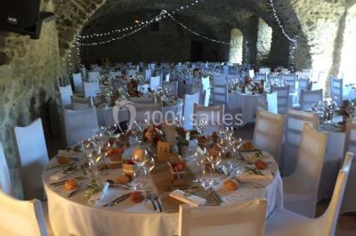 Assiettes alignées contenant du saumon fumé, des tranches de citron, une sauce et une garniture sur une longue table.