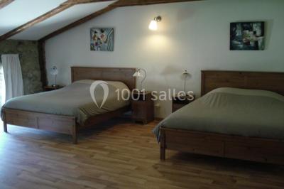 Assiettes alignées contenant du saumon fumé, des tranches de citron, une sauce et une garniture sur une longue table.