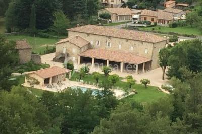 Assiettes alignées contenant du saumon fumé, des tranches de citron, une sauce et une garniture sur une longue table.