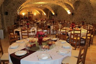 Assiettes alignées contenant du saumon fumé, des tranches de citron, une sauce et une garniture sur une longue table.