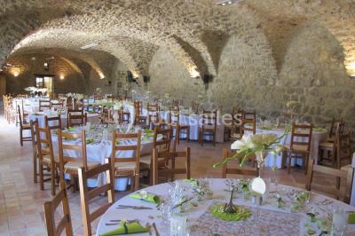 Assiettes alignées contenant du saumon fumé, des tranches de citron, une sauce et une garniture sur une longue table.