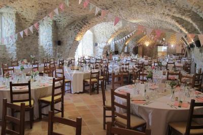 Assiettes alignées contenant du saumon fumé, des tranches de citron, une sauce et une garniture sur une longue table.