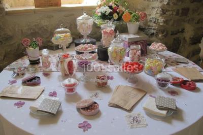 Assiettes alignées contenant du saumon fumé, des tranches de citron, une sauce et une garniture sur une longue table.