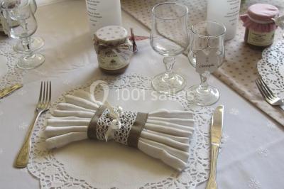 Assiettes alignées contenant du saumon fumé, des tranches de citron, une sauce et une garniture sur une longue table.