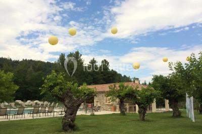 Assiettes alignées contenant du saumon fumé, des tranches de citron, une sauce et une garniture sur une longue table.