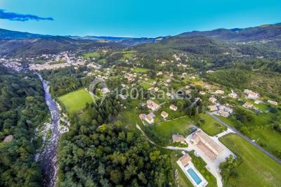 Assiettes alignées contenant du saumon fumé, des tranches de citron, une sauce et une garniture sur une longue table.