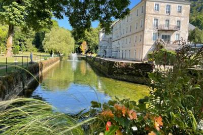 Miniature Location salle Guillon-les-Bains (Doubs) - Domaine Les Bains #19 Cuisine professionnelle équipée de plans de travail en inox, fours, étagères métalliques et carrelage mural blanc.
