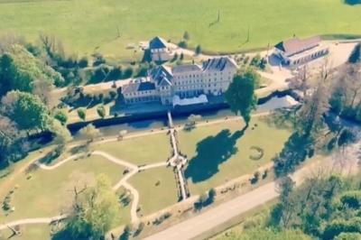 Miniature Location salle Guillon-les-Bains (Doubs) - Domaine Les Bains #9 Cuisine professionnelle équipée de plans de travail en inox, fours, étagères métalliques et carrelage mural blanc.