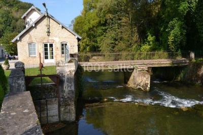 Miniature Location salle Guillon-les-Bains (Doubs) - Domaine Les Bains #22 Cuisine professionnelle équipée de plans de travail en inox, fours, étagères métalliques et carrelage mural blanc.