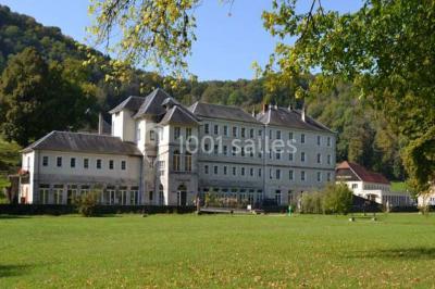 Miniature Location salle Guillon-les-Bains (Doubs) - Domaine Les Bains #10 Cuisine professionnelle équipée de plans de travail en inox, fours, étagères métalliques et carrelage mural blanc.