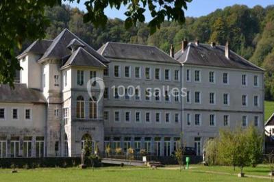 Miniature Location salle Guillon-les-Bains (Doubs) - Domaine Les Bains #11 Cuisine professionnelle équipée de plans de travail en inox, fours, étagères métalliques et carrelage mural blanc.