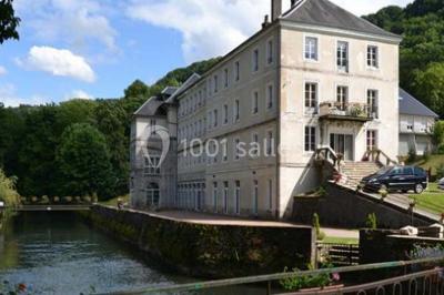 Miniature Location salle Guillon-les-Bains (Doubs) - Domaine Les Bains #14 Cuisine professionnelle équipée de plans de travail en inox, fours, étagères métalliques et carrelage mural blanc.