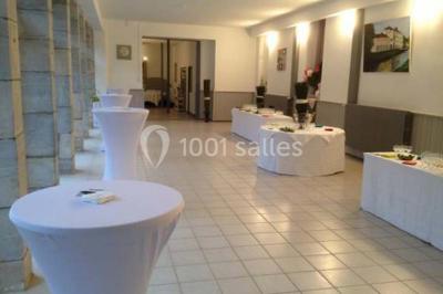 Miniature Location salle Guillon-les-Bains (Doubs) - Domaine Les Bains #15 Cuisine professionnelle équipée de plans de travail en inox, fours, étagères métalliques et carrelage mural blanc.