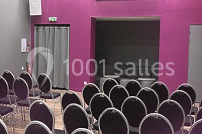 Structure métallique suspendue avec projecteurs, spots et boules à facettes dans une salle au plafond blanc.