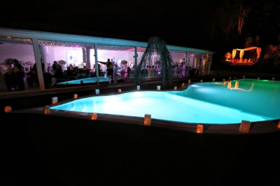 Miniature Location salle Le Coudray-Montceaux (Essonne) - Le Yacht Club du Coudray-Montceaux #34 Des personnes rassemblées autour d'un bar lors d'un événement en extérieur, avec un barman servant des boissons.