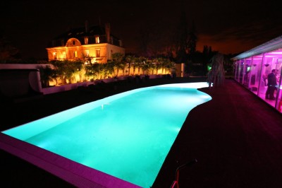 Miniature Location salle Le Coudray-Montceaux (Essonne) - Le Yacht Club du Coudray-Montceaux #36 Des personnes rassemblées autour d'un bar lors d'un événement en extérieur, avec un barman servant des boissons.