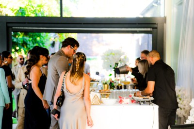 Miniature Location salle Le Coudray-Montceaux (Essonne) - Le Yacht Club du Coudray-Montceaux #37 Des personnes rassemblées autour d'un bar lors d'un événement en extérieur, avec un barman servant des boissons.