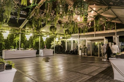 Miniature Location salle Le Coudray-Montceaux (Essonne) - Le Yacht Club du Coudray-Montceaux #6 Des personnes rassemblées autour d'un bar lors d'un événement en extérieur, avec un barman servant des boissons.