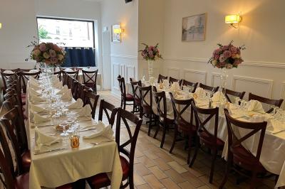 Canapé doré et blanc décoré, entouré de palmiers, de cadeaux emballés et éclairé par des lumières tamisées.