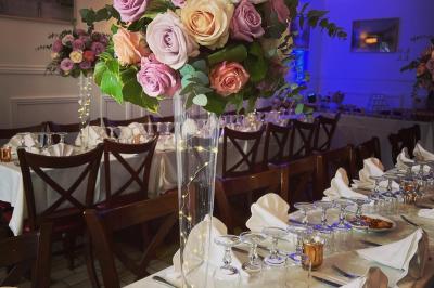 Canapé doré et blanc décoré, entouré de palmiers, de cadeaux emballés et éclairé par des lumières tamisées.