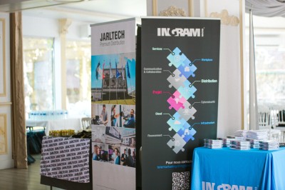 Des échantillons de boissons, badges et sacs promotionnels disposés sur une table lors d'un événement.