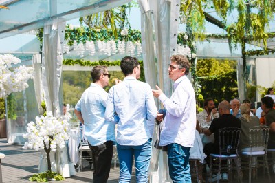 Des échantillons de boissons, badges et sacs promotionnels disposés sur une table lors d'un événement.