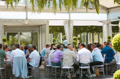Des échantillons de boissons, badges et sacs promotionnels disposés sur une table lors d'un événement.
