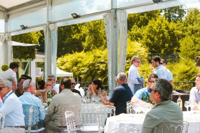 Des échantillons de boissons, badges et sacs promotionnels disposés sur une table lors d'un événement.
