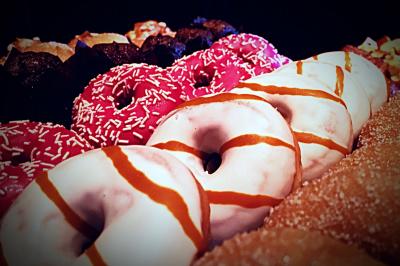 Salle lumineuse avec tables et chaises modernes, sol en moquette, cloison en bois et tapis rouge au centre.