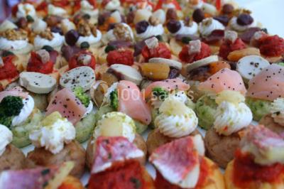 Salle lumineuse avec tables et chaises modernes, sol en moquette, cloison en bois et tapis rouge au centre.