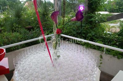 Salle lumineuse avec tables et chaises modernes, sol en moquette, cloison en bois et tapis rouge au centre.