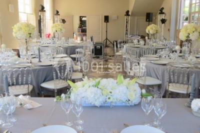 Miniature Location salle Pennautier (Aude) - Château de Pennautier #5 Grande salle élégante décorée pour un banquet, avec tables dressées, chandeliers et compositions florales.