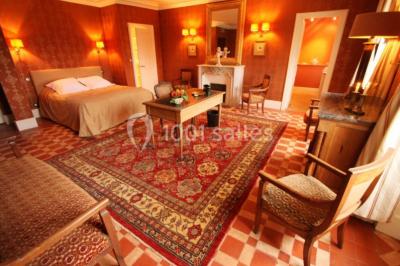 Miniature Location salle Pennautier (Aude) - Château de Pennautier #15 Grande salle élégante décorée pour un banquet, avec tables dressées, chandeliers et compositions florales.