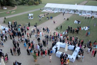 Miniature Location salle Pennautier (Aude) - Château de Pennautier #9 Grande salle élégante décorée pour un banquet, avec tables dressées, chandeliers et compositions florales.