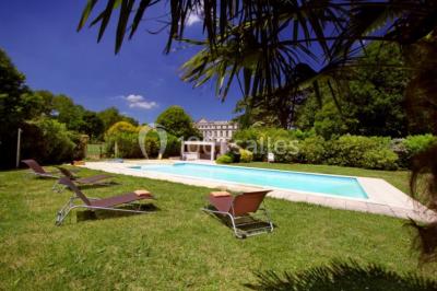Miniature Location salle Pennautier (Aude) - Château de Pennautier #16 Grande salle élégante décorée pour un banquet, avec tables dressées, chandeliers et compositions florales.
