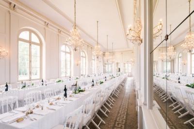 Miniature Location salle Pennautier (Aude) - Château de Pennautier #4 Grande salle élégante décorée pour un banquet, avec tables dressées, chandeliers et compositions florales.