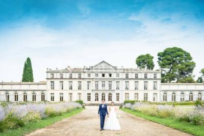 Miniature Location salle Pennautier (Aude) - Château de Pennautier #2 Grande salle élégante décorée pour un banquet, avec tables dressées, chandeliers et compositions florales.