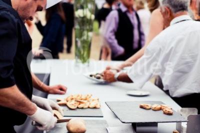 Miniature Location salle Pennautier (Aude) - Château de Pennautier #7 Grande salle élégante décorée pour un banquet, avec tables dressées, chandeliers et compositions florales.