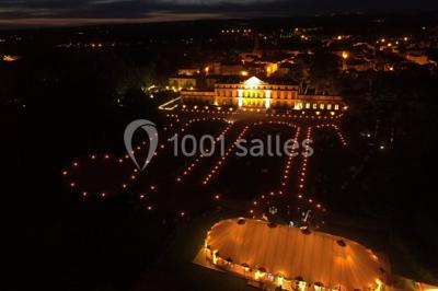 Miniature Location salle Pennautier (Aude) - Château de Pennautier #11 Grande salle élégante décorée pour un banquet, avec tables dressées, chandeliers et compositions florales.
