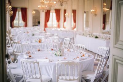 Miniature Location salle Pennautier (Aude) - Château de Pennautier #17 Grande salle élégante décorée pour un banquet, avec tables dressées, chandeliers et compositions florales.