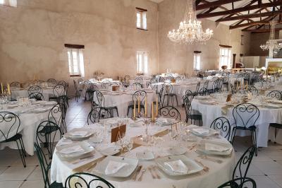 Miniature Location salle Granzay-Gript (Deux-Sèvres) - Château La Bone #16 Un couple de mariés s'embrasse devant une voiture ancienne stationnée dans une cour ensoleillée.