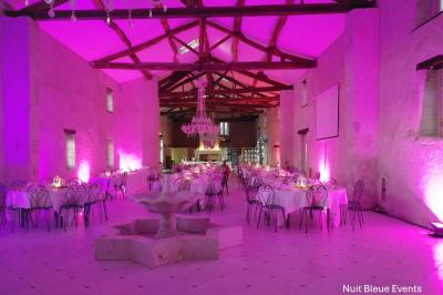 Miniature Location salle Granzay-Gript (Deux-Sèvres) - Château La Bone #2 Un couple de mariés s'embrasse devant une voiture ancienne stationnée dans une cour ensoleillée.