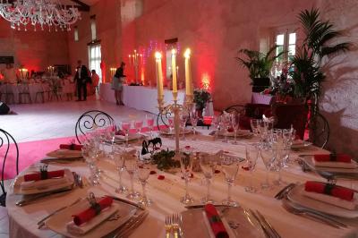 Miniature Location salle Granzay-Gript (Deux-Sèvres) - Château La Bone #4 Un couple de mariés s'embrasse devant une voiture ancienne stationnée dans une cour ensoleillée.